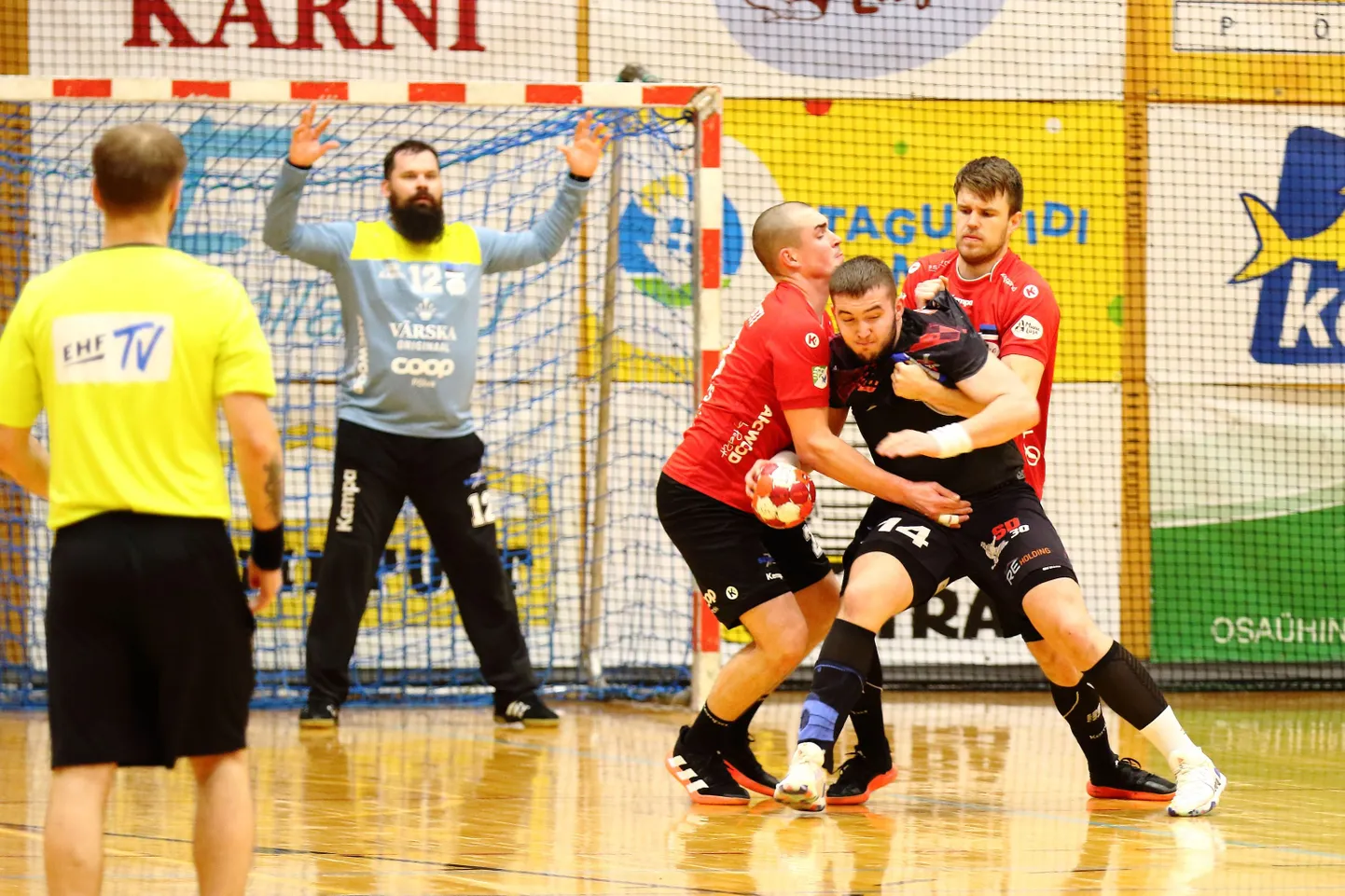 Eston Varuski valvsa pilgu all on Andris Celminš ja Indrek Neeme peatanud Tenaxi joonemängija Antons Šuleiko.