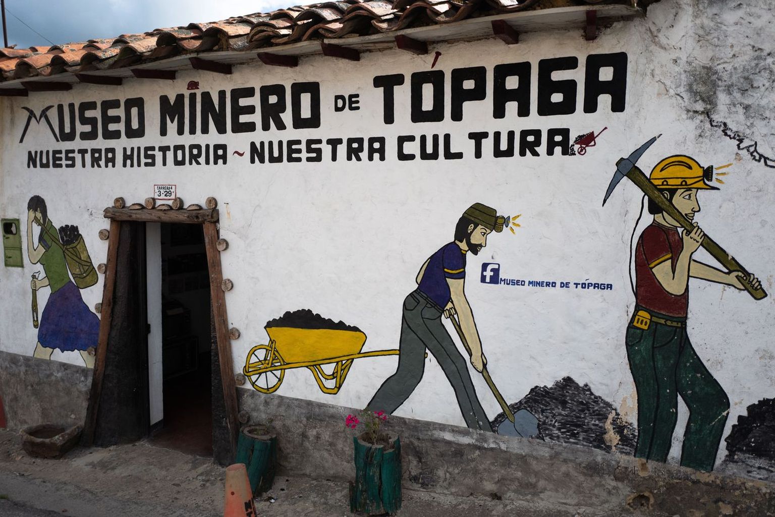 Seinamaal Tópaga kaevandusmuuseumi fassaadil.