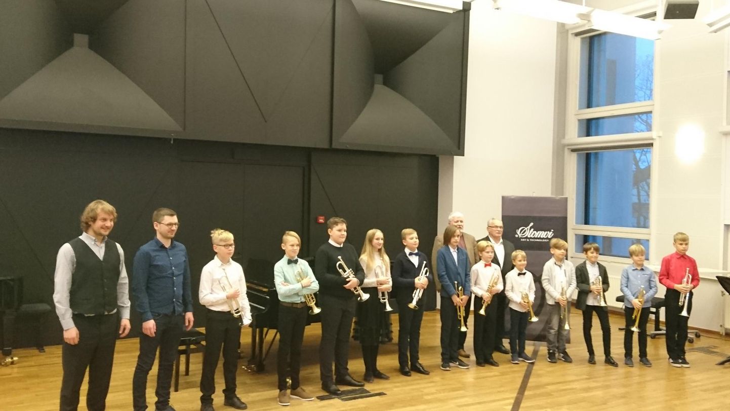 Esimene ja teine vanusegrupp koos žüriiga Eesti muusika- ja teatriakadeemia kammersaalis konkursil “Trompetitalendid Tallinn 2020”.