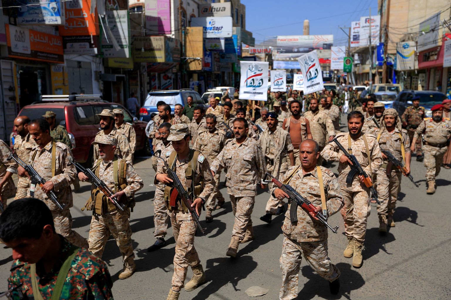 Jeemeni huthimässulistele lojaalsete võitlejate paraad.