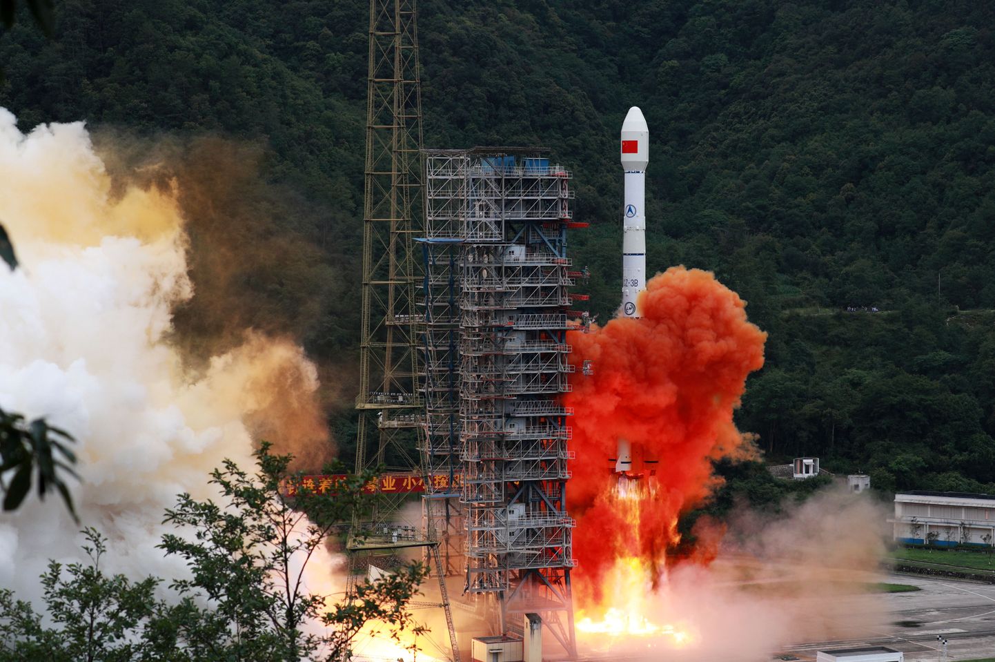 Kanderakett BeiDou navigatsioonisüsteemi viimase satelliidiga startimas 23. juunil Xichangi sateliidikeskusest Hiina Sichuani provintsis.