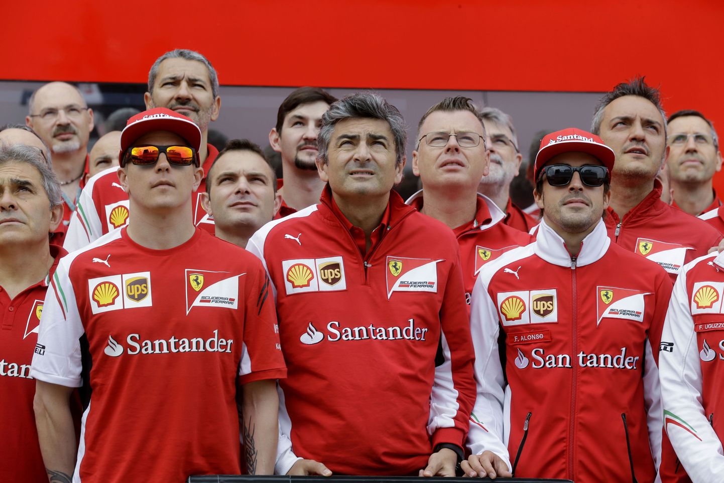 (Esireas vasakult): Ferrari sõitja Kimi Räikkönen, tiimipealik Marco Mattiacci  ja teine sõitja Fernando Alonso, tagumistes ridades Ferrari meeskonna liikmed.