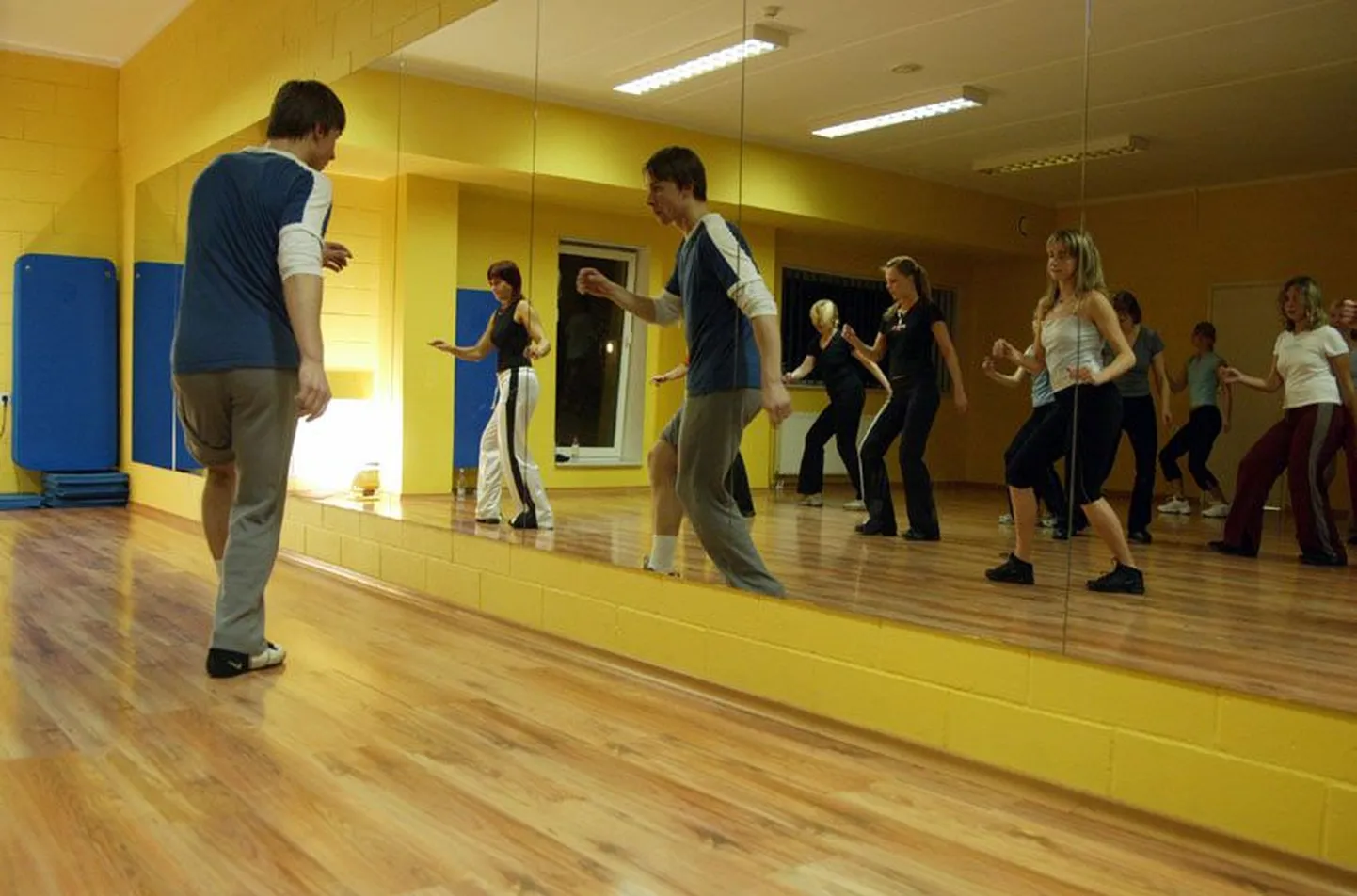 Tallinnast tulnud külalistreener Endro Roosimäe õpetab LNT SPORT aerobikasaalis rakverlannadele tantsulise aeroobika stiile - hip-hoppi ja funky’t.