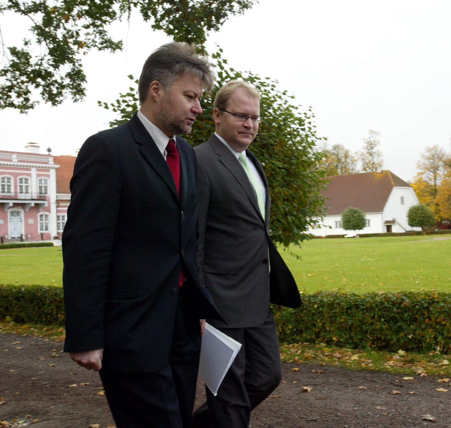 Välisminister Urmas Paet oma nõunikuga Sagadi mõisas Balti riikide ja Beneluxi maade välisministrite kohtumisel.