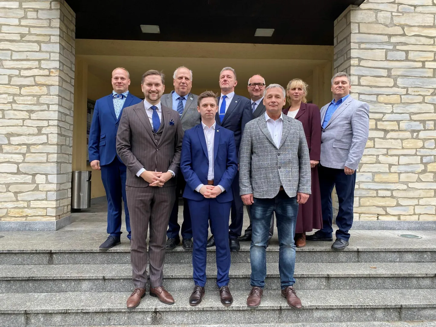 EKRE kandidaadid riigikogu valimistel Järva- ja Viljandimaal: Jaak Madison (ees vasakult), Elar Niglas, Kalle Grünthal, Valmar Haava (taga vasakult), Mart Järvik, Rein Suurkask, Priit Põder, Annika Veidenberg ja Tarmo Hints.