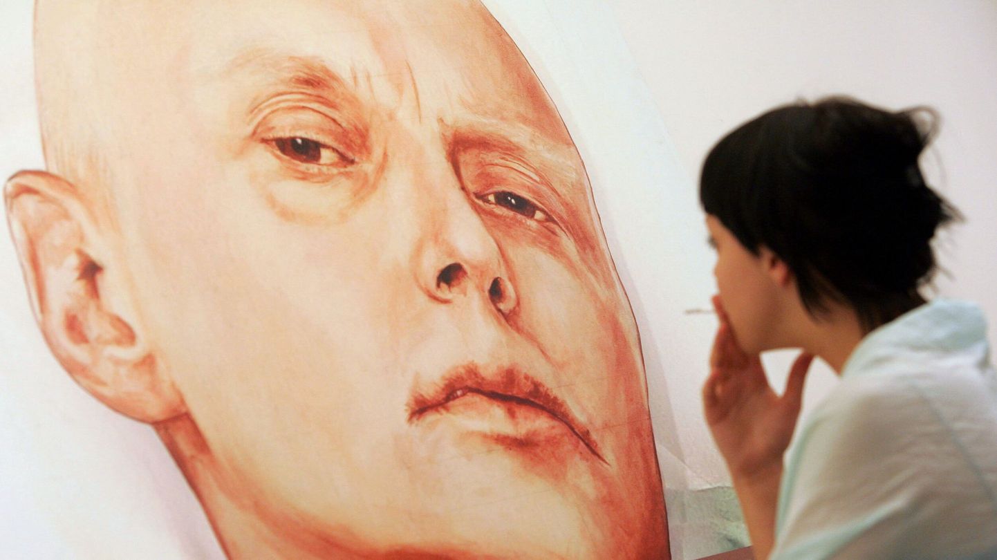 Galeriikülastaja vaatab Moskvas Dmitri Vrubeli ja Viktoria Timofejeva maali Aleksandr Litvinenkost.