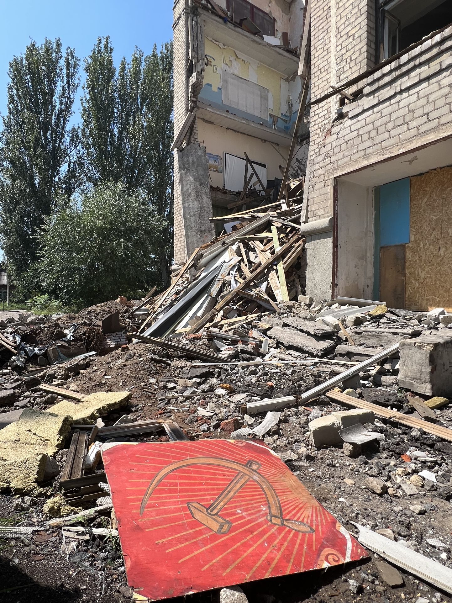 Nõukogude vapp vedeleb Donetski oblastis asuva Kostjantõnivka koolimaja varemete vahel. Koolimaja purustas sõja käigus Vene rakett