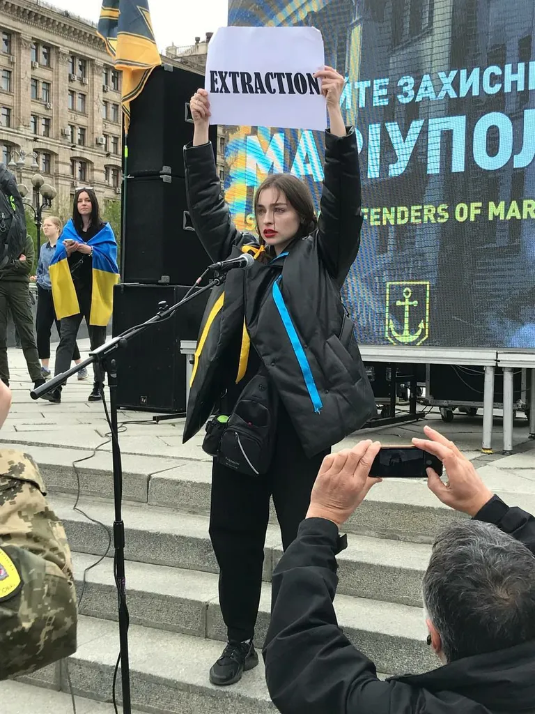 Ольга на акции поддержки военнопленных азовцев.