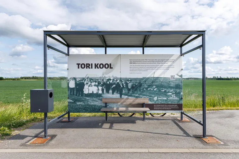 Tori kooli alevikusuunalise ootekoja seina katab 1914. aastal tehtud foto Eesti esimese karskusseltsi Täht 25. aastapäeva pidulikust rongkäigust kõnekoosolekule Tori riigimõisa kaasikusse.