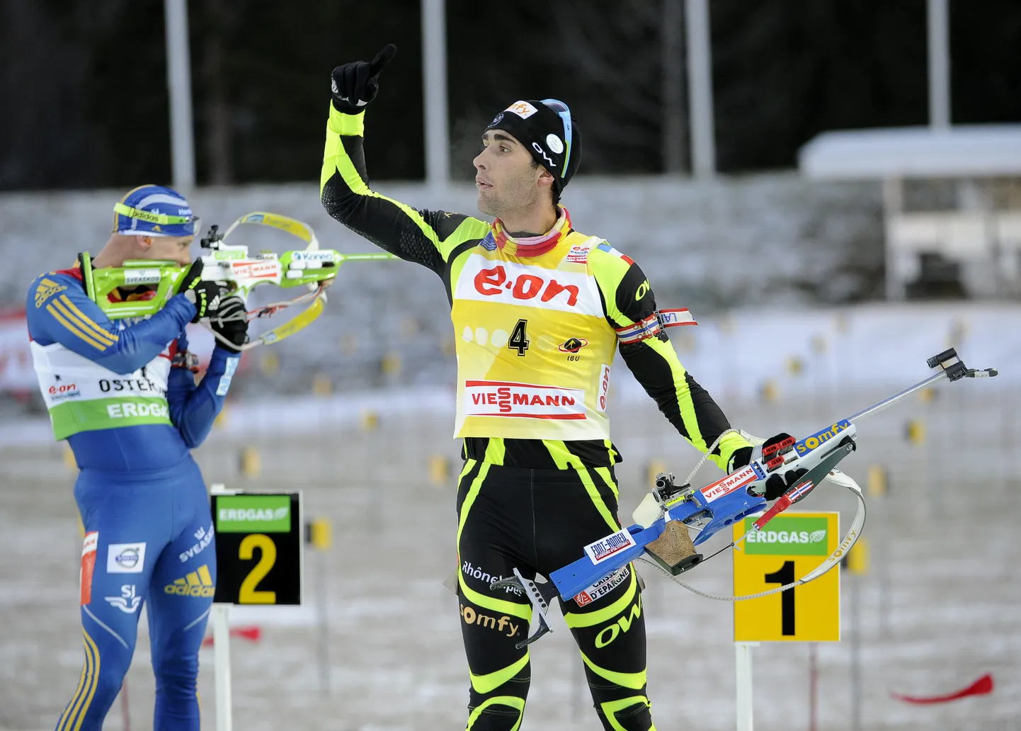 Martin Fourcade tõstis võidurõõmsalt käe taeva poole, samal ajal kui Carl Johan Bergman alles lasi.