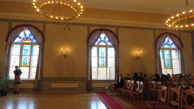 Pärnu Kuninga tänava põhikooli saalis avati Tõnis Toomingu kavandatud ja Ain Roosti valmistatud vitraaž, mis sümboliseerib nii haridust, ühtehoidmist ja head riigijuhtimist kui Eesti loodust.