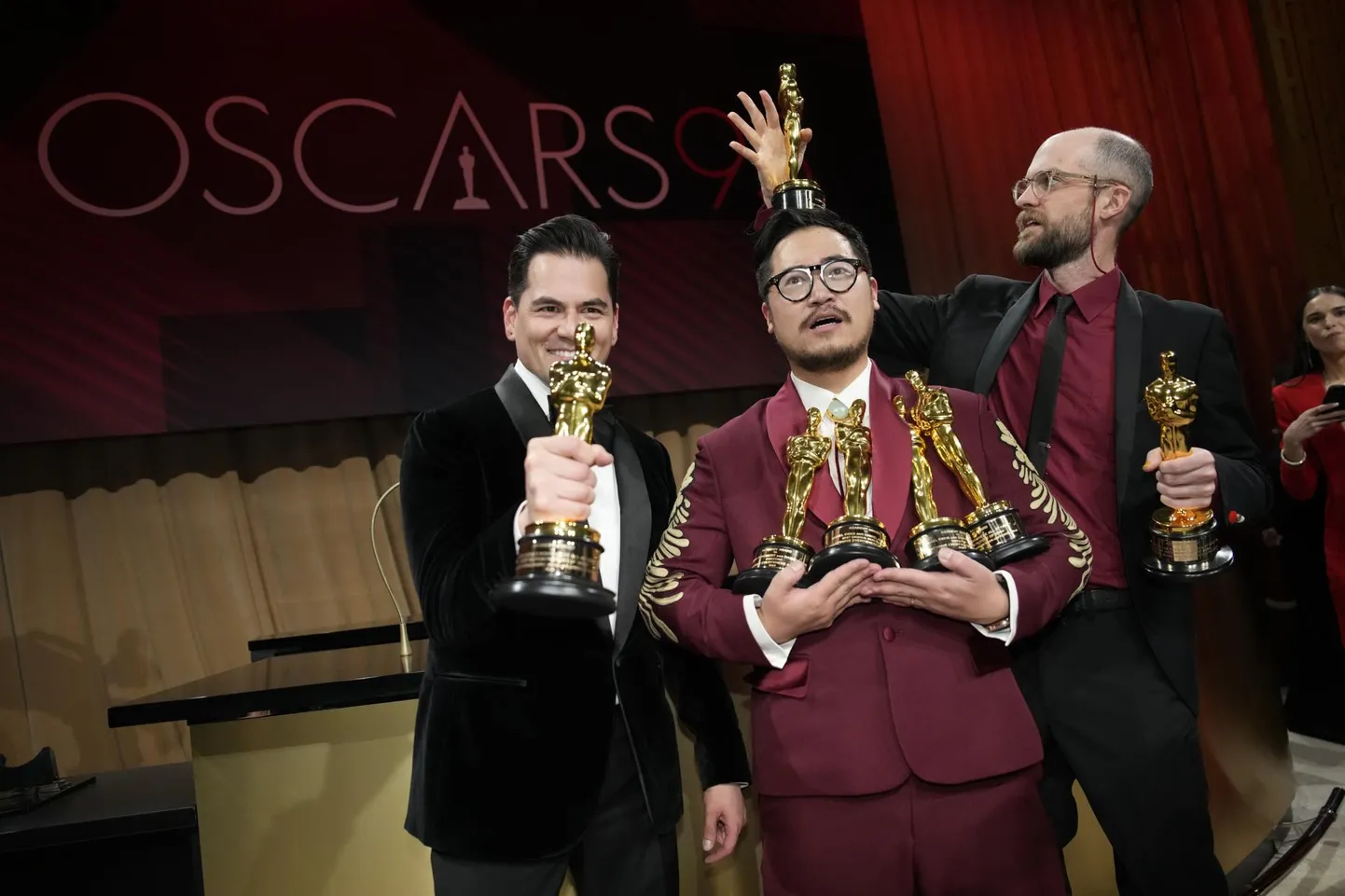 Võidufilmi «Kõik kõikjal ja korraga» produtsent Jonathan Wang ning lavastajad Daniel Kwan ja Daniel ­Scheinert.