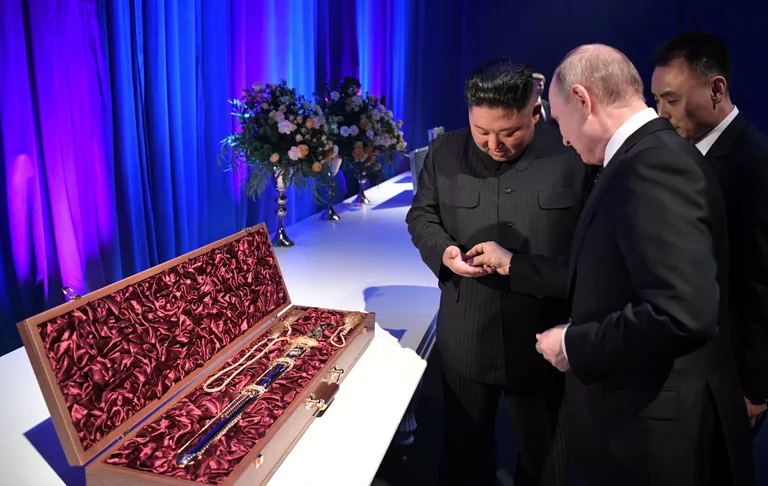 Ким Чен Ын дарит Владимиру Путину шашку