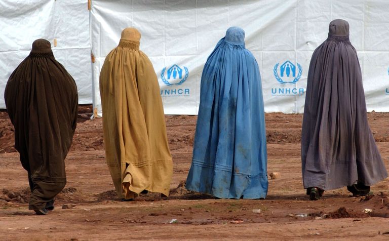 Burkat kandvad Pakistani naised põgenikelaagris. Foto: Scanpix