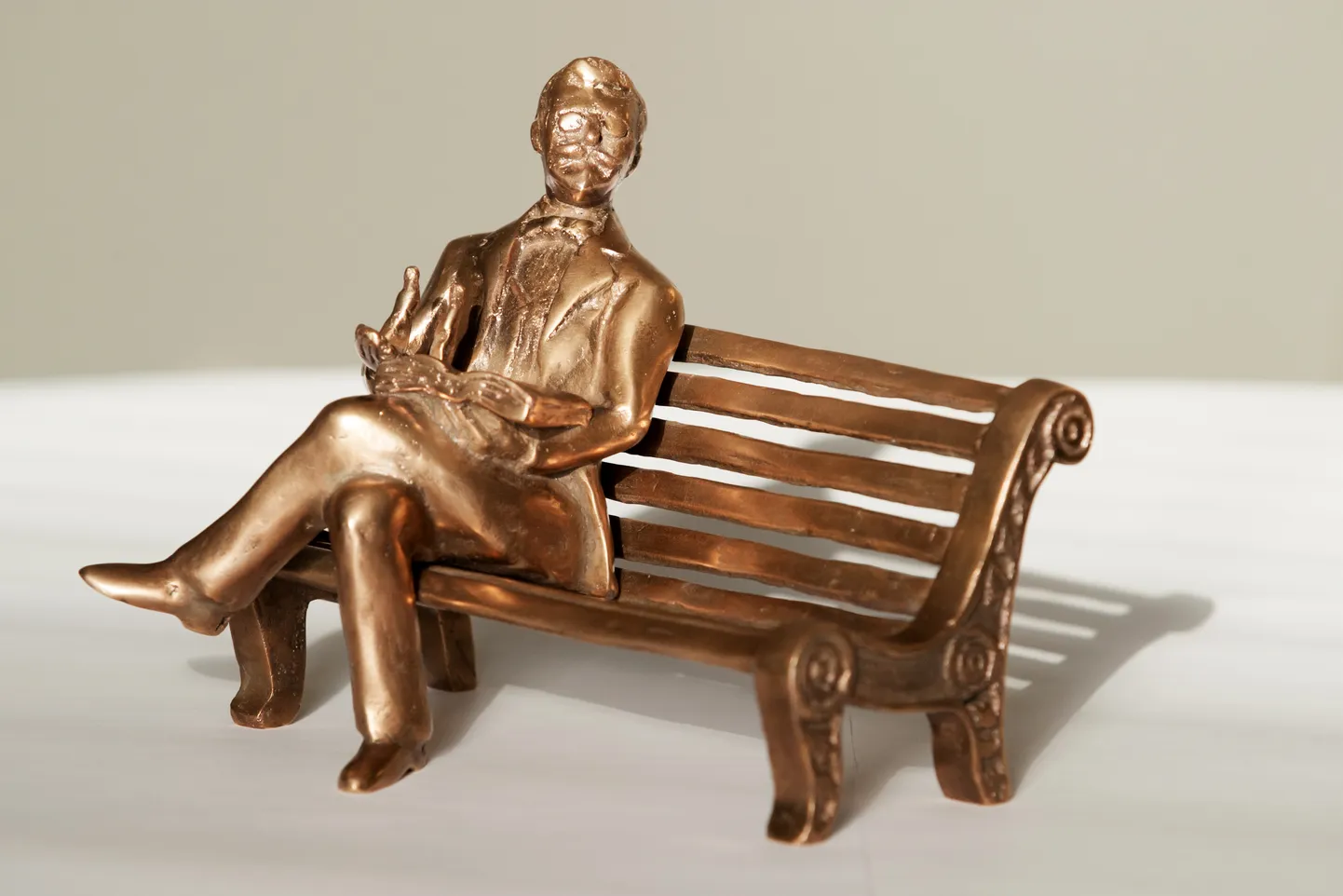Скульптор Айвар Симсон изготовил макет, на котором Эдуард Борнхёэ сидит на скамейке, а в руках у него открытая книга.