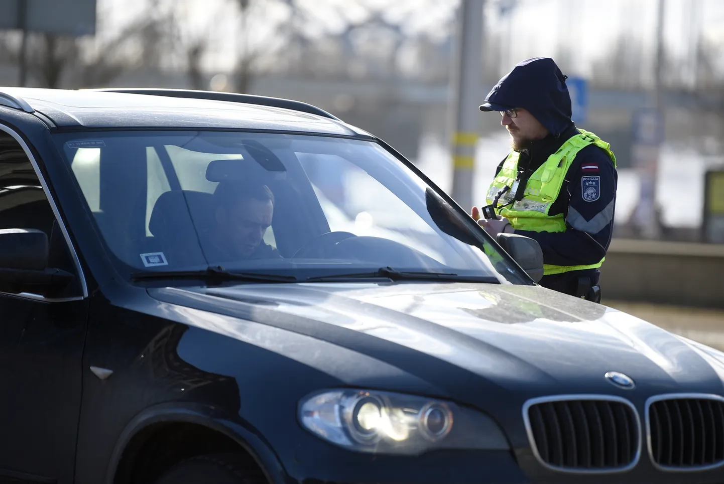 Liikluskontrolli tegev Läti politseinik Riias.