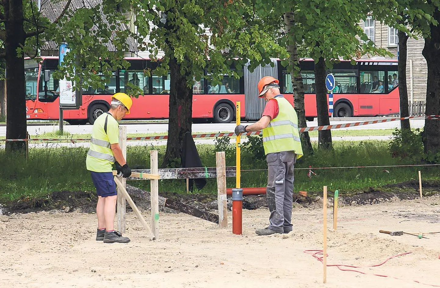 Riia maantee kõrval käib tihe autopesula ehitustöö.