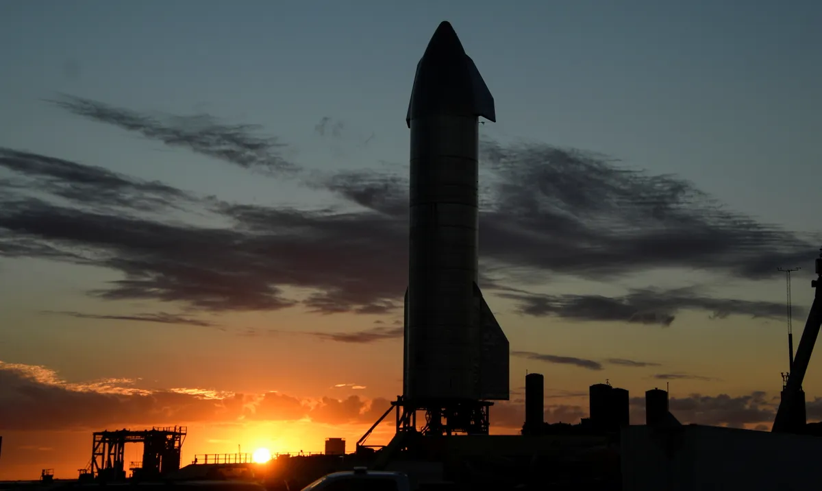 Kompānijas "SpaceX" zvaigžņu kuģis "SN8" gatavojas testa lidojumam. Drīz šīs raķetes nogādās cilvēku uz Marsa.