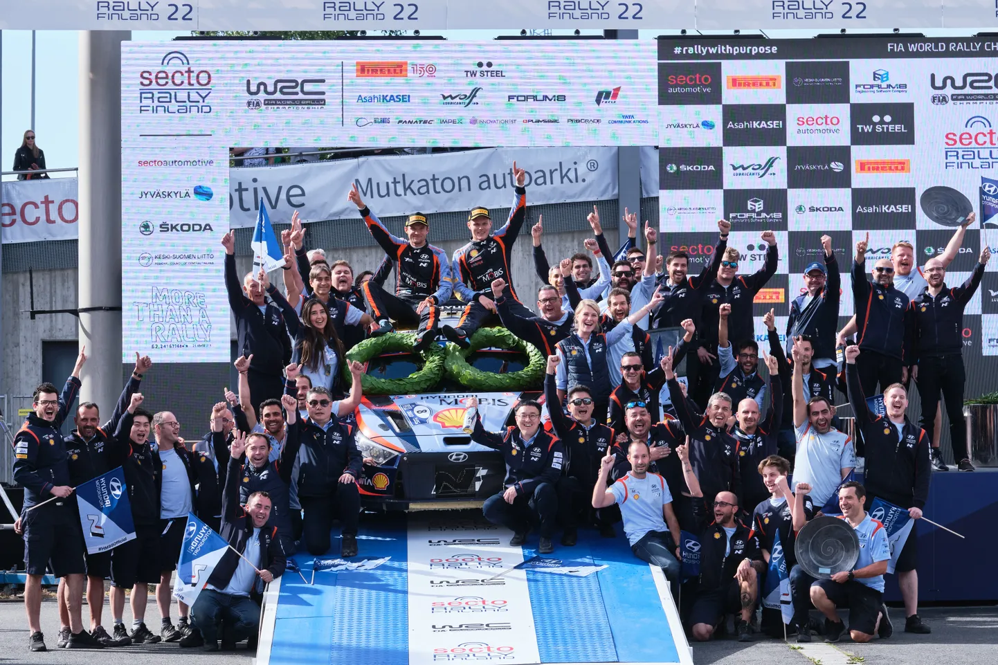 Hyundai tiimi liikmed tähistamas Ott Tänaku Soome ralli võitu.