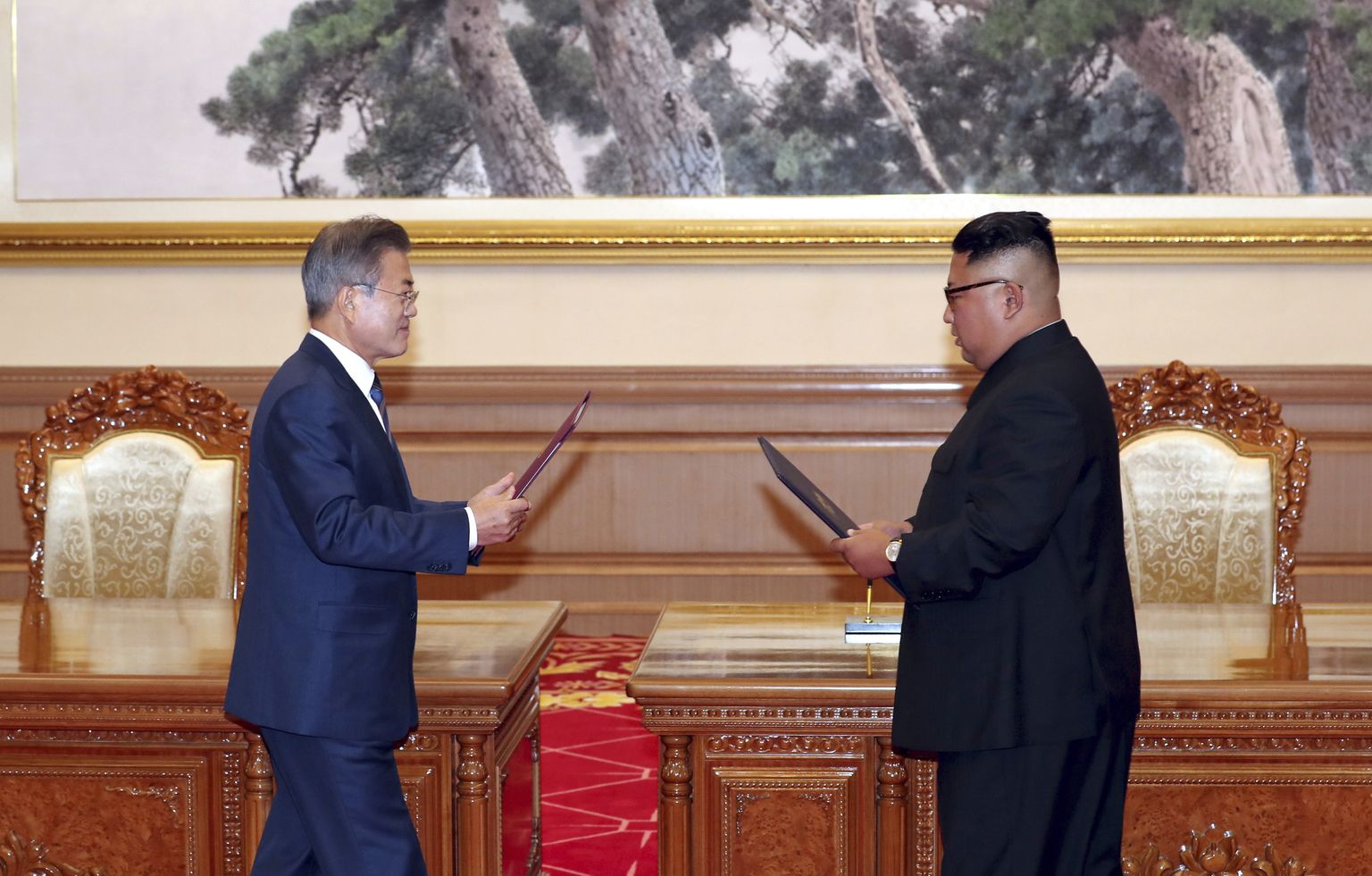 Lõuna-Korea president Moon Jae-in ja Põhja-Korea president Kim Jong Un on heades suhetes