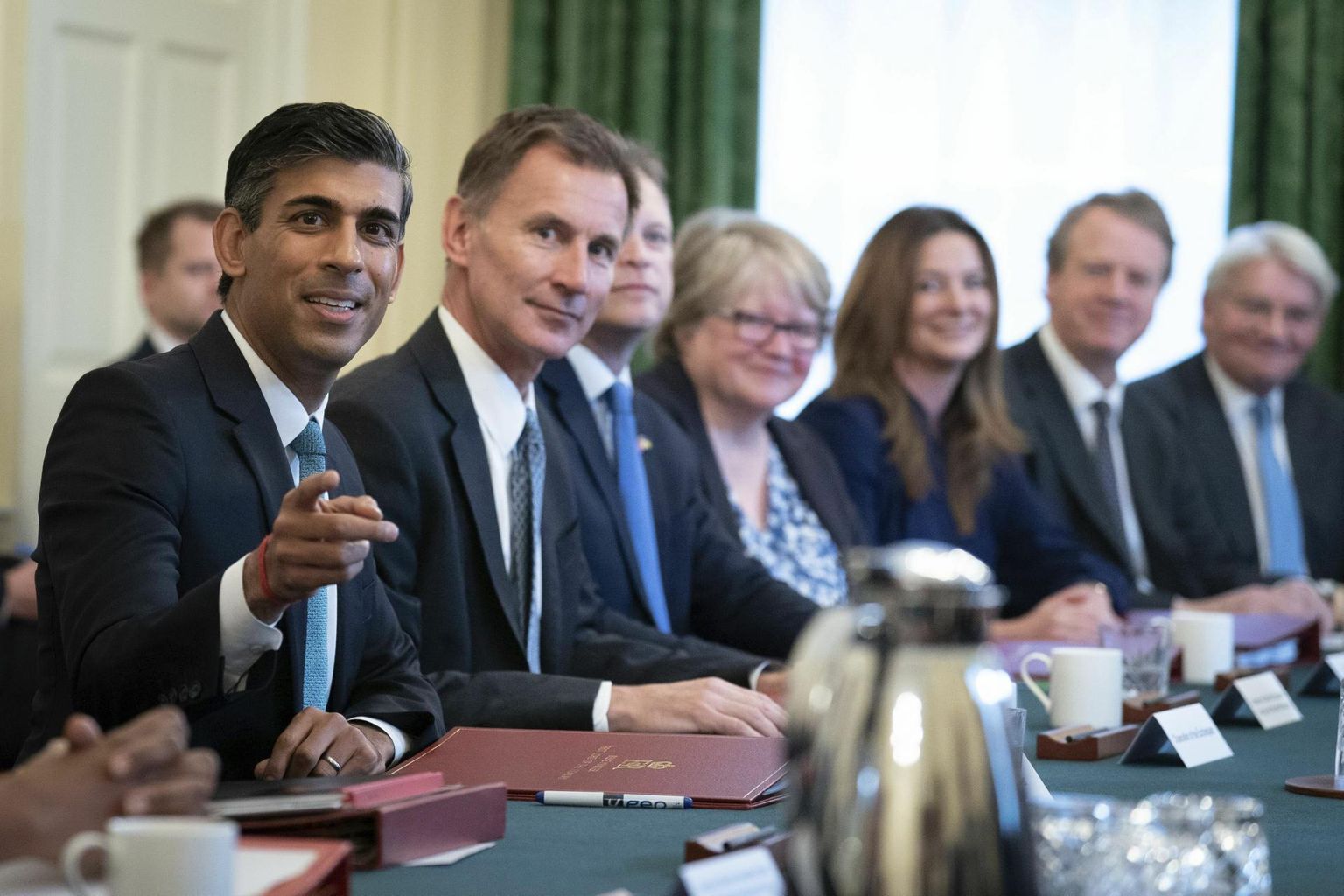 Ühendkuningriigi peaminister Rishi Sunak (vasakul) uue valitsuse ministritega. 