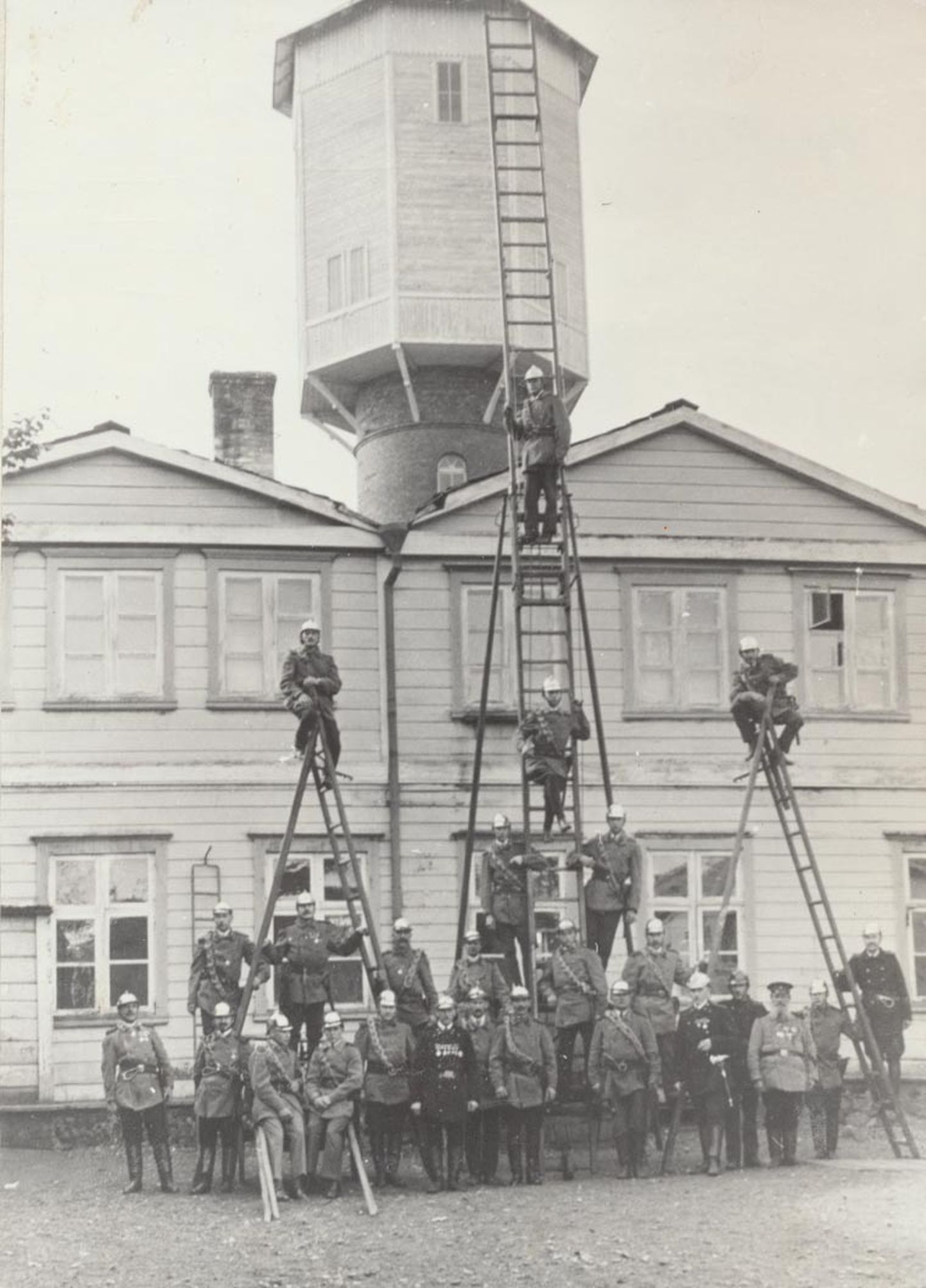 Viljandimaa vabatahtlike tuletõrjujate komando möödunud sajandi 20. aastate keskpaigas.