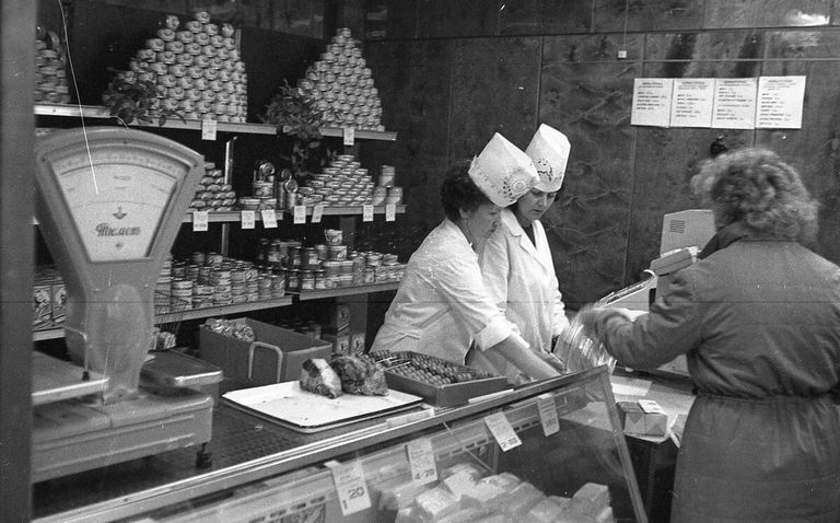 Пирамидки из консервов в советском магазине