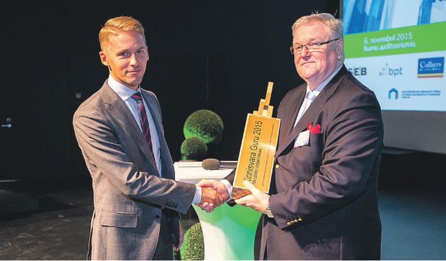 Jaanus Jussi võtab auhinna vastu Eesti Kinnisvarafirmade Liidu tegevdirektori Tõnis Rüütli käest.
