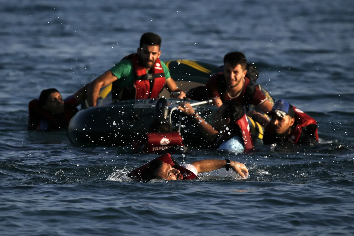 Egeuse merel Türgi-Kreeka merepiiri ületanud migrandid lähenemas Kreeka Kosi saarele