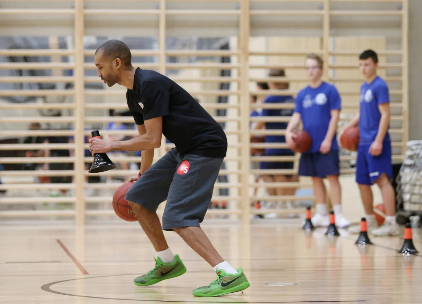 Delta Minicampsi korvpallitreeningutel jagas nädalavahetusel noortele õpetusi legendaarse NBA tähe George Gervini poeg George Gervin jr ehk Gee.
