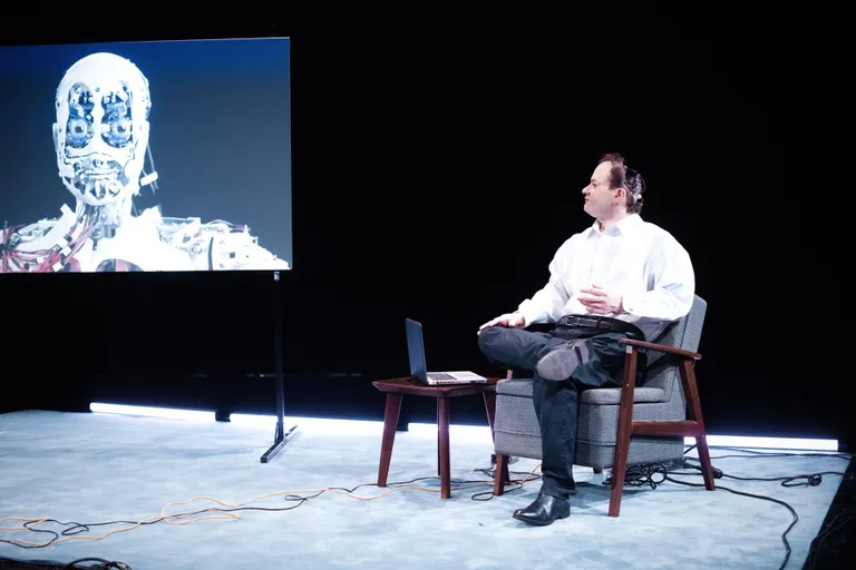 Kas me tõesti pelgame inimese koopiana valmistatud roboteid, sellele küsimusele sai mõelda Stefan Kaegi/Rimini Protokoll lavastust «Uncanny Valley» vaadates. Laval olev robotmees on täpne koopia kirjanik Thomas Mellest.