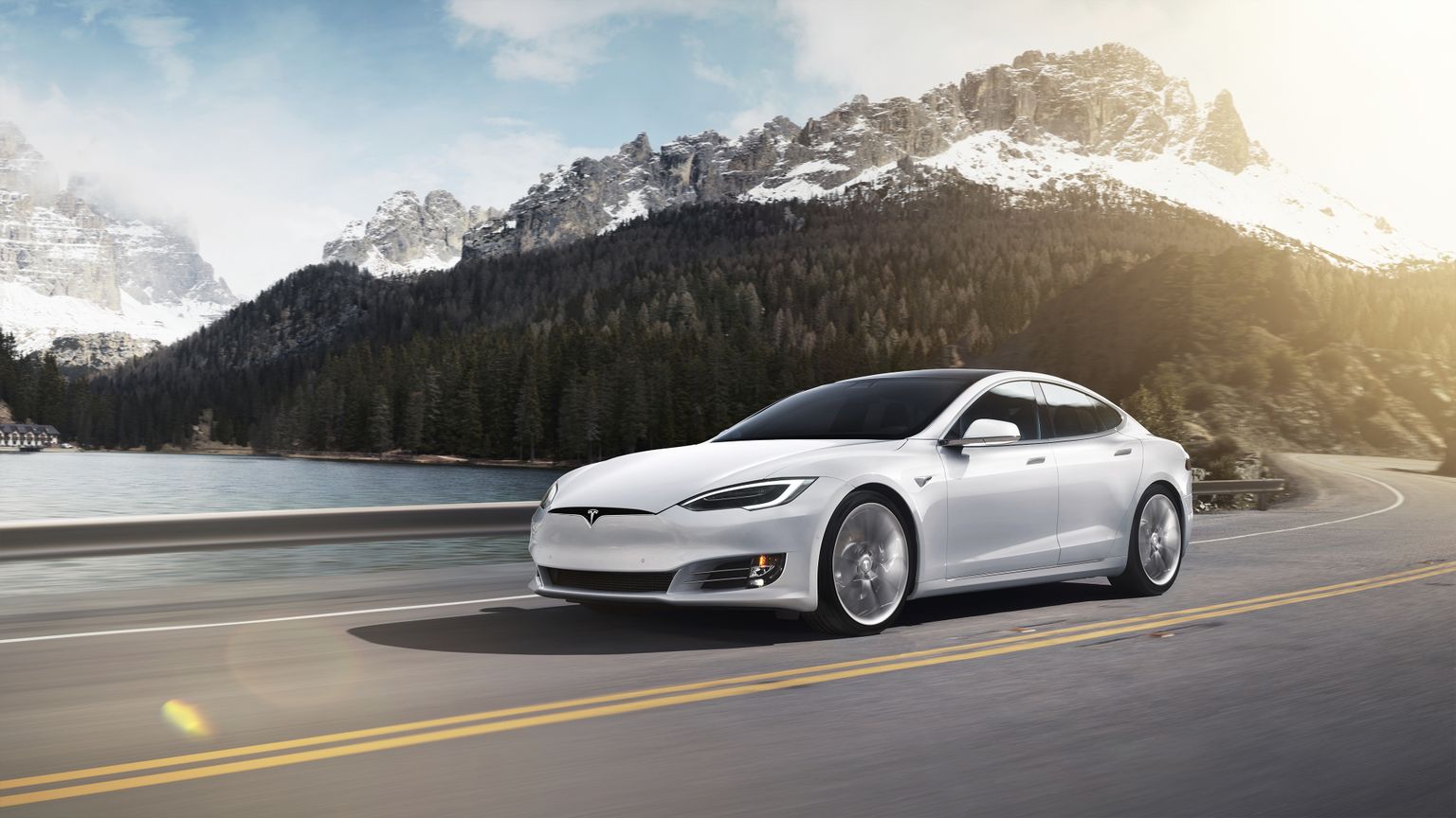 Tesla Model S sõitmas teel