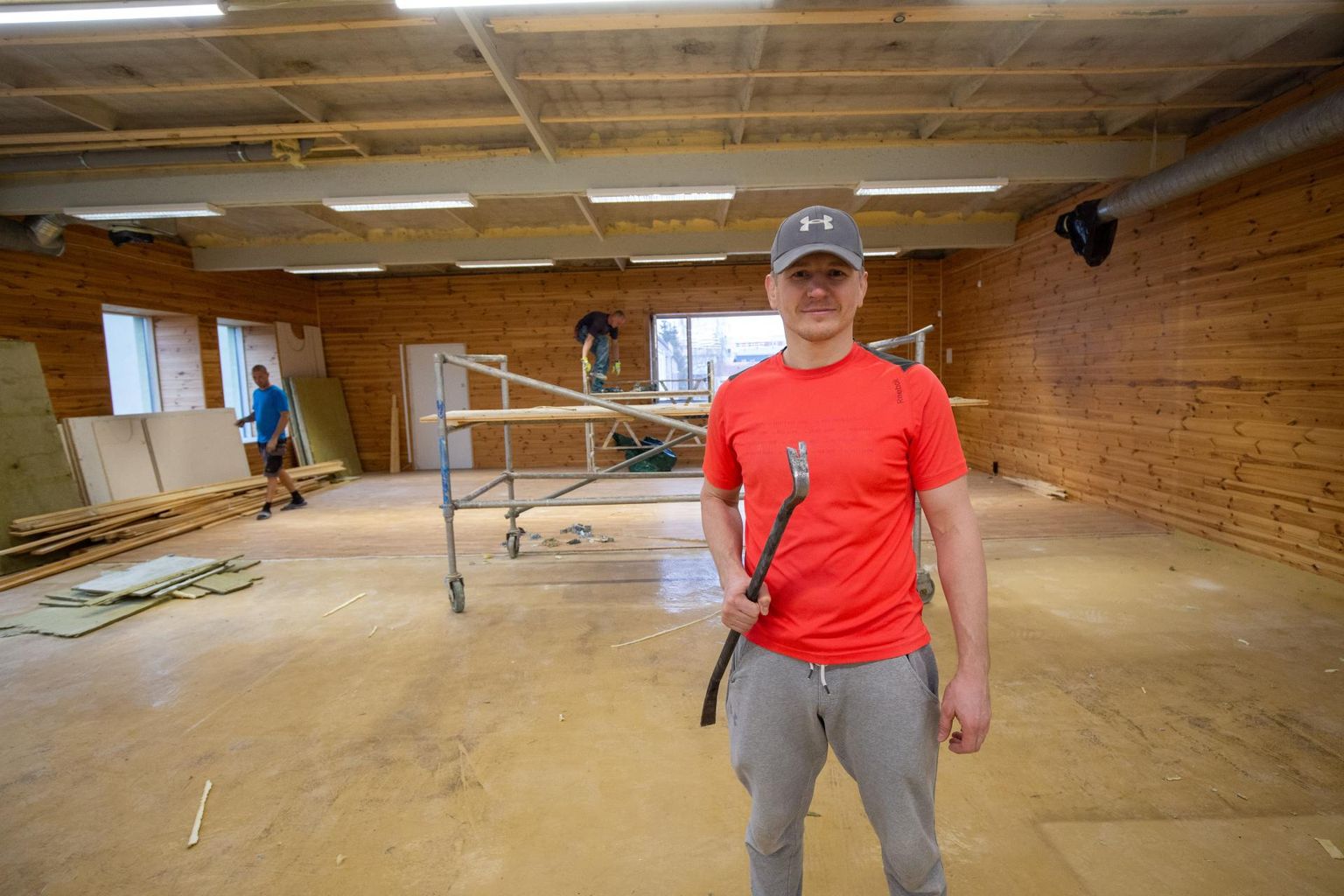 Englase spordiklubi noorte vabavõitlejate treener Ott Tõnissaar haaras esmaspäeval tööriistad ja pani uue saali ehitusele käed külge.