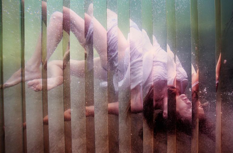 Kolmemõõtmelise foto «Insomnia» (2019) voltidel on kaks veealust pilti ühest ja samast naisest erinevas poosis.