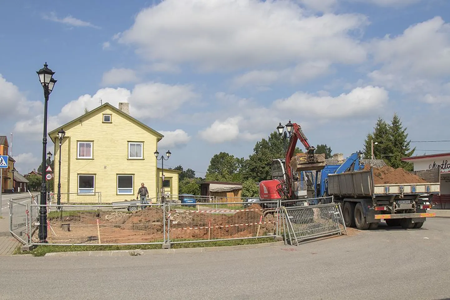 Mustla keskväljakul alustati eelmisel neljapäeval purskkaevu ehitamist.