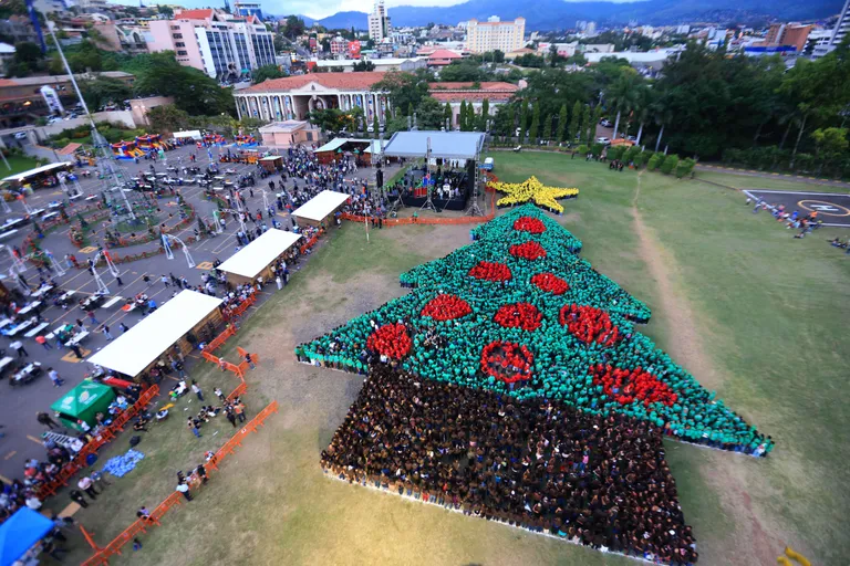 Inimestest moodustatud jõulupuu Hondurases. Foto: AFP