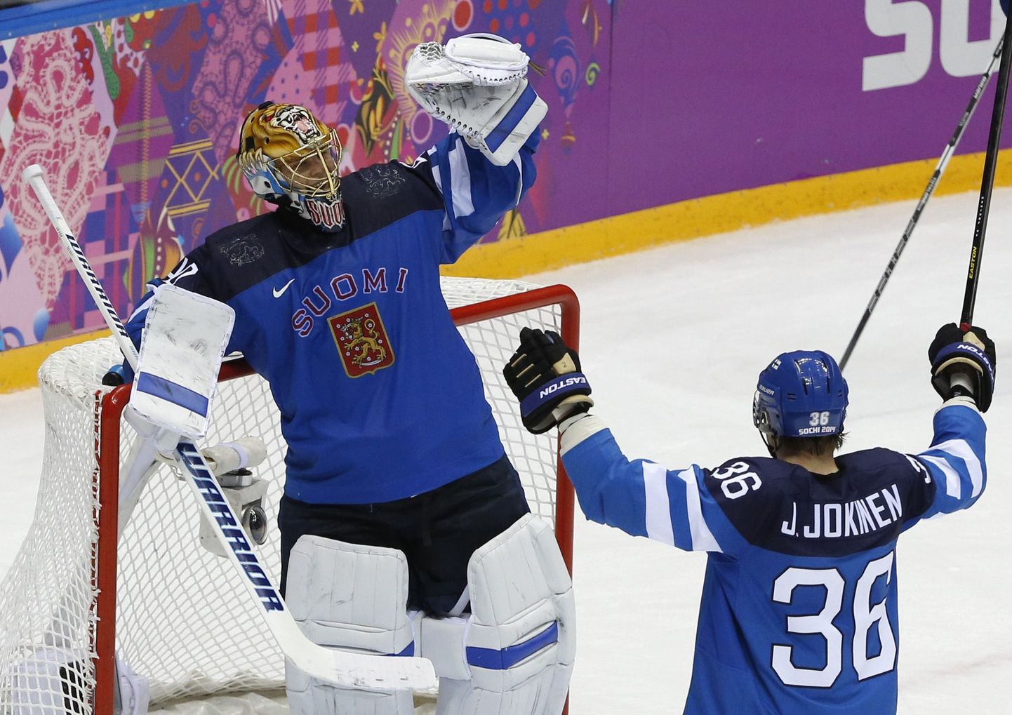 Сборная Финландии по хоккею радуется победе на командой России.