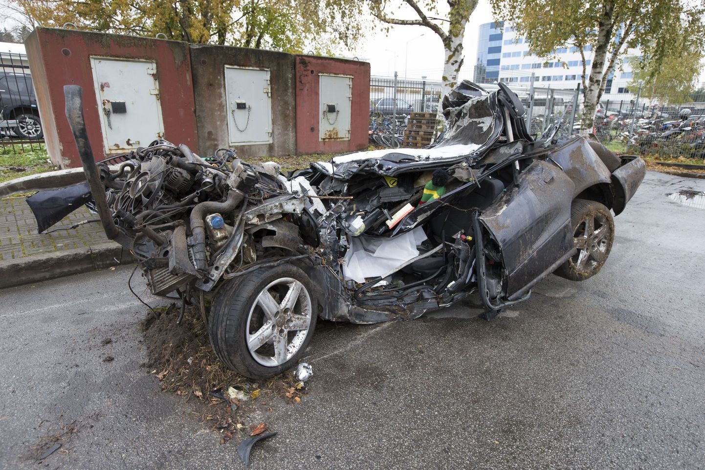 Остов разбившегося автомобиля, в котором погибли три молодых человека.
