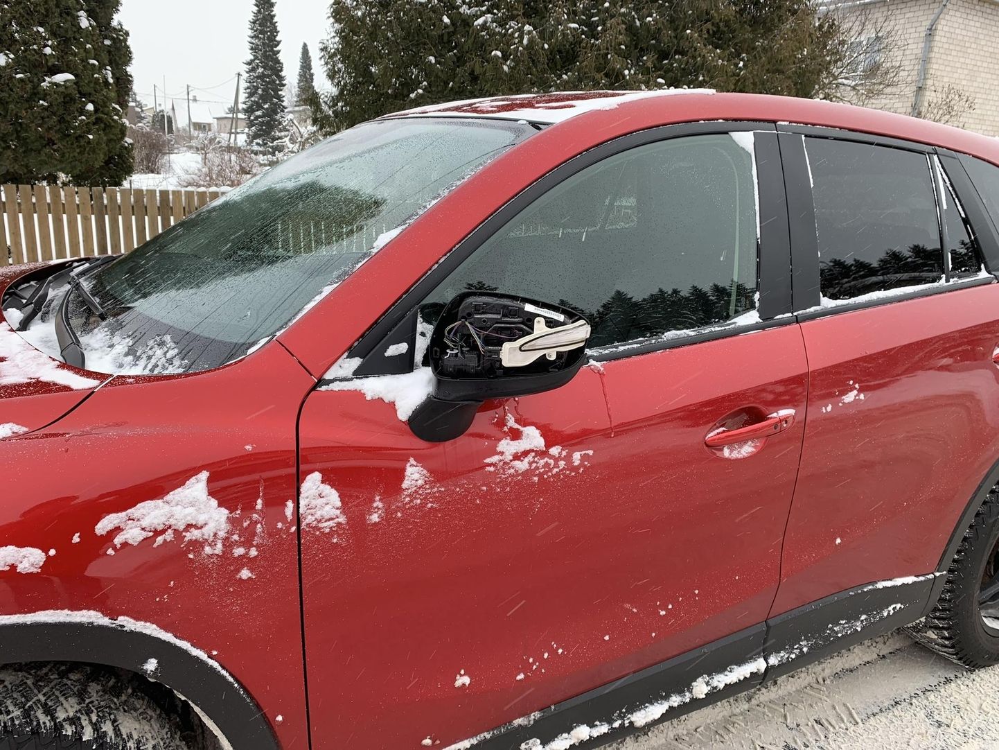 Jäätunud servadega lumehanged sõidutee ääres põhjustasid teisipäeva ennelõunal Rakveres taas väiksemat sorti avarii, mille tagajärel purunes kahel autol juhipoolne küljepeegel.