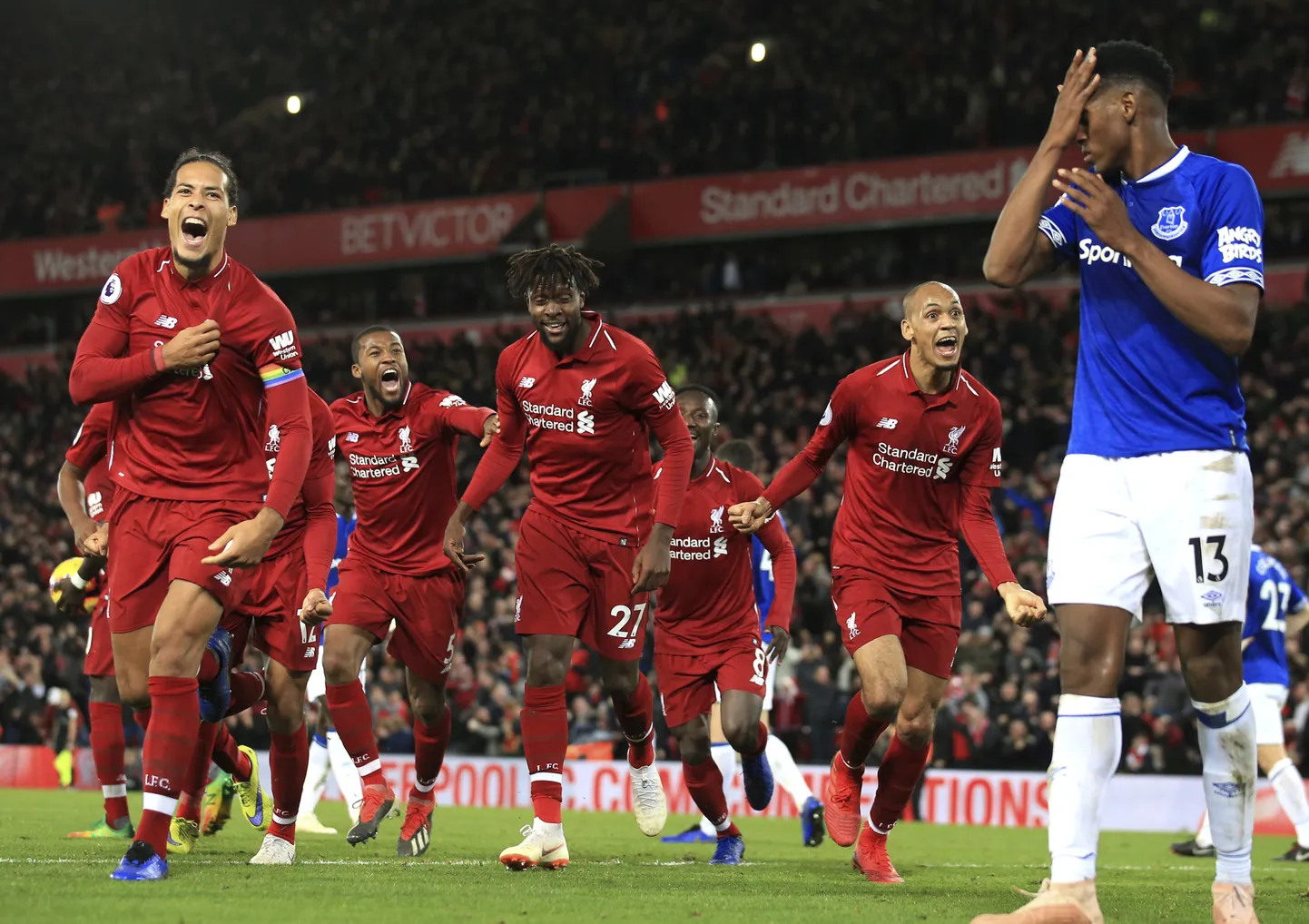 Divock Origi (keskel number 27) tähistab koos meeskonnaga üllatuslikult teenitud võitu.