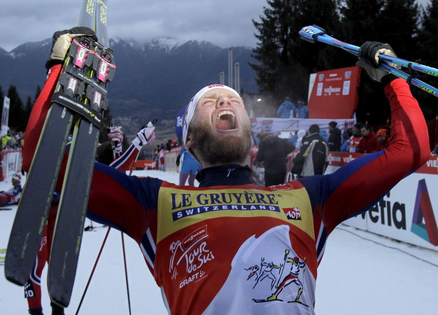 Martin Johnsrud Sundby tähistamas kolmandat korda Tour de Ski võitmist.