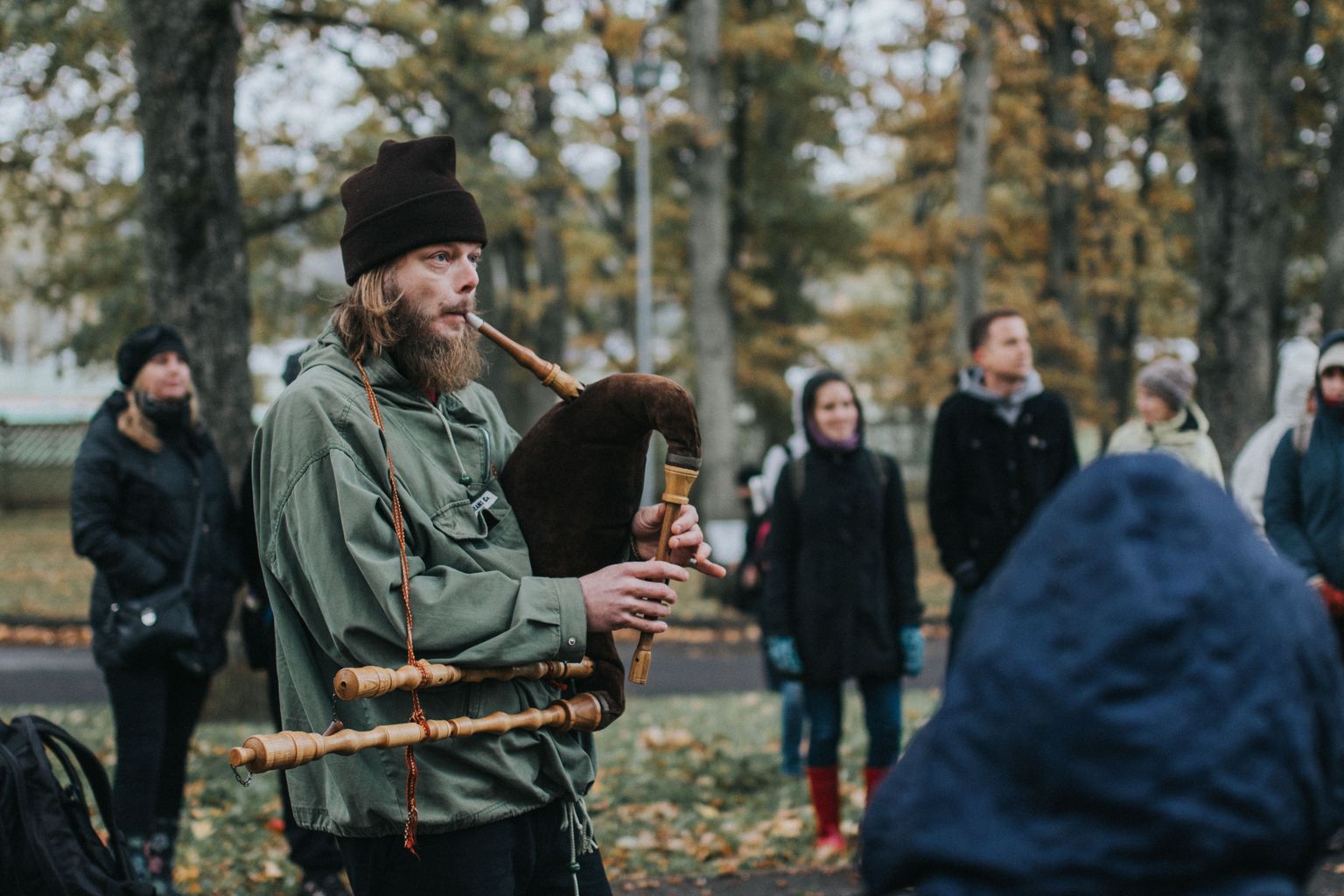 Kulno Malva kutsus laupäeval sõbrad muusikalisele matkale ümber Viljandi järve.