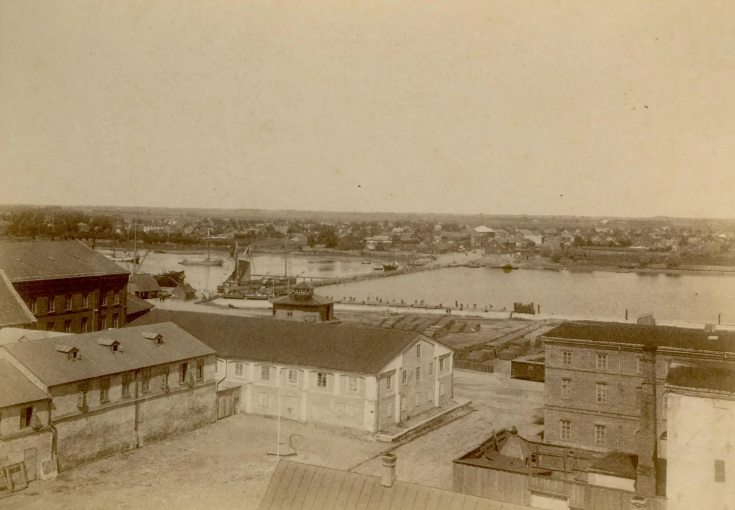 Jackob Jacke kaubamaja ladude kvartal. Pildistanud Louis Seidlitz aastal 1866.