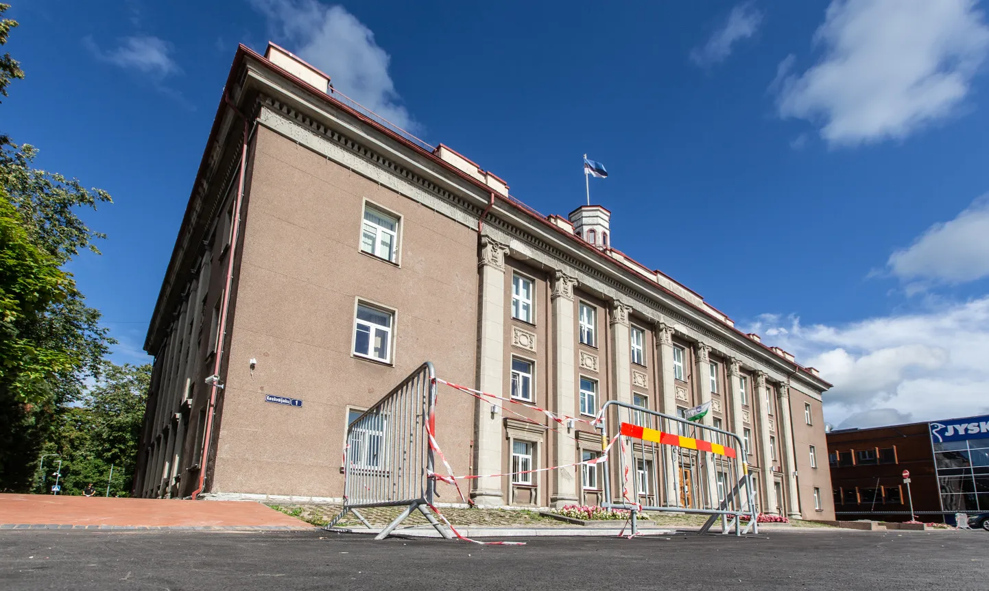 Riik kaotas maavalitsused üle Eesti alates 1. jaanuarist 2018. Sellest ajast on osa endise Ida-Viru maavalitsuse hoonest seisnud pooltühjana. Sellest ajast pärineb ka plaan rajada siia riigimaja.