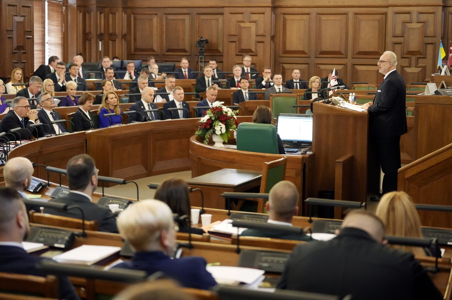 Valsts prezidents Egils Levits uzrunā deputātus 14. Saeimas pirmās sēdes laikā.