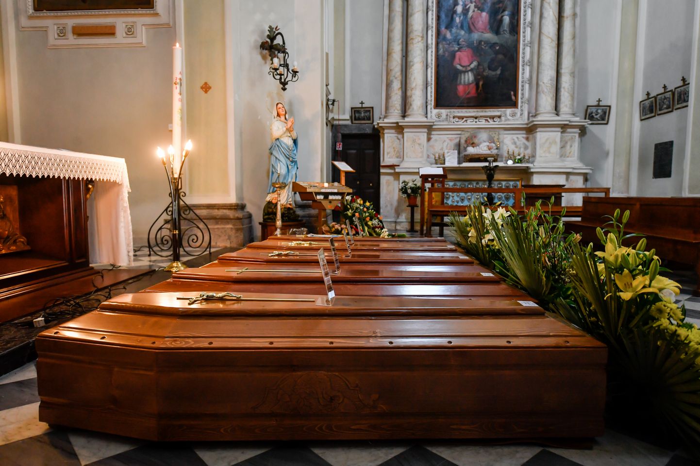 Koroonaviiruse ohvrite kirstud ühes Põhja-Itaalia kirikus.