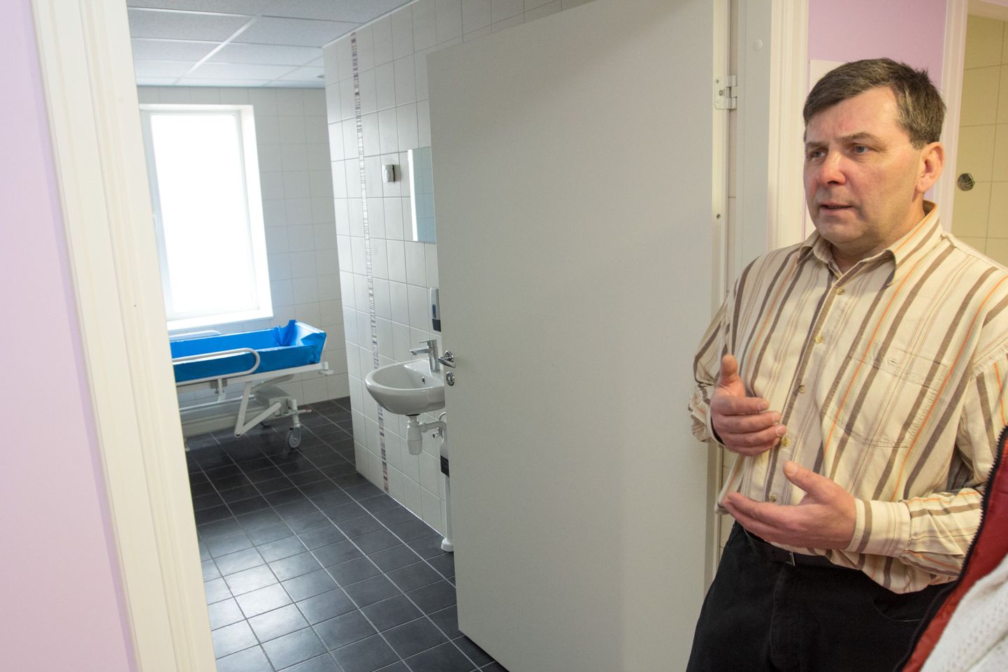 Helme Pansionaat OÜ juhatuse liige Peeter Arro hügieeniruumi lävel. Seal saab pesta ja korrastada lamavaid hoolealuseid.