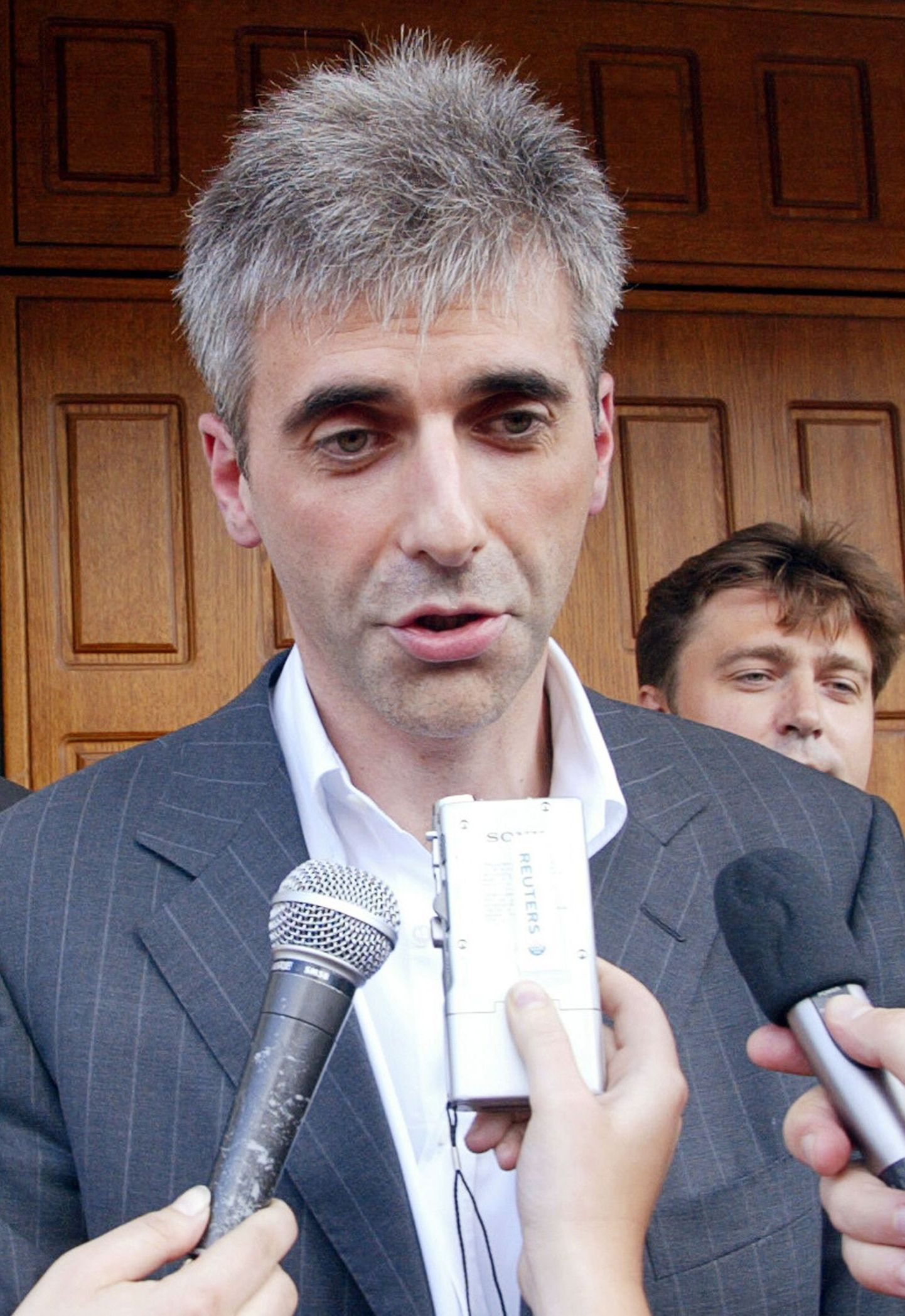 Leonid Nevzlin viie aasta eest peaprokuratuuri ees ajakirjanikele selgitusi andmas.