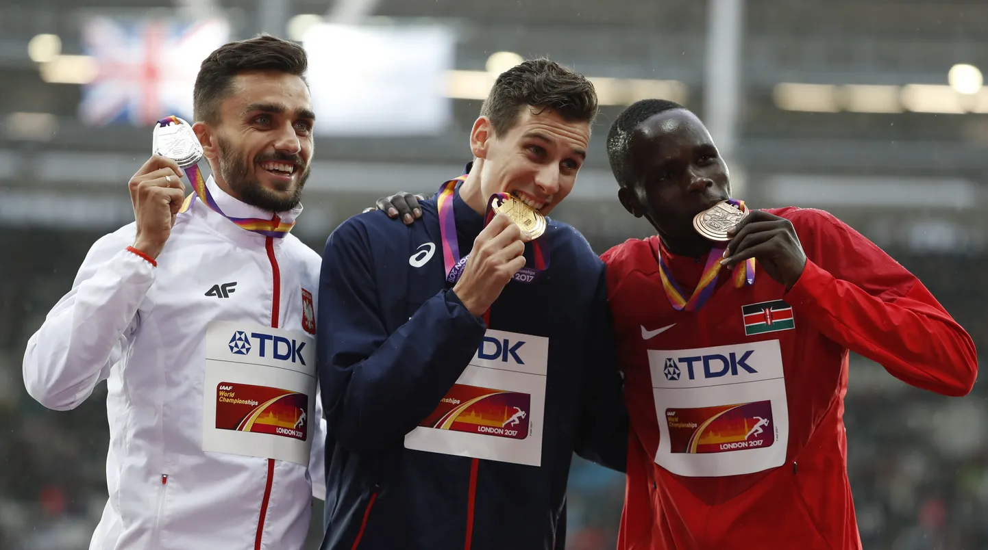 2017. aasta MMi 800 meetri jooksu esikolmik. Vasakult: hõbeda võitnud poolakas Adam Kszczot, kuldmedalist Pierre-Ambroise Bosse Prantsusmaalt ja Kipyegon Bett Keeniast.