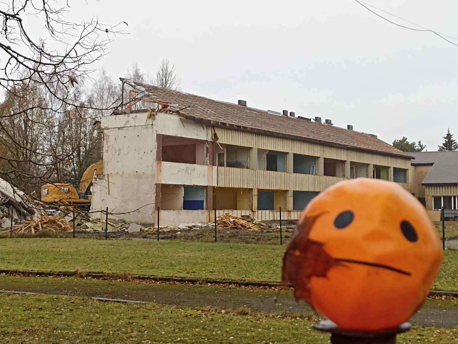 Aravete lasteaia vana hoone lammutus käib täie hooga, kuid uue ehituseks raha veel pole.